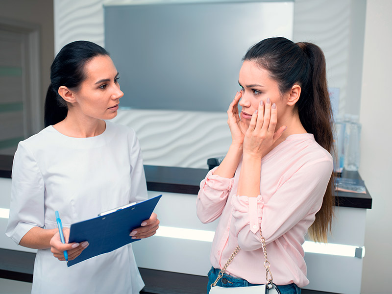 Mulher conversando com sua médica sobre o antes e depois da plástica