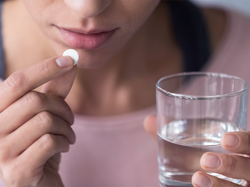 mulher tomando anticoncepcional achando que terá seios perfeitos 