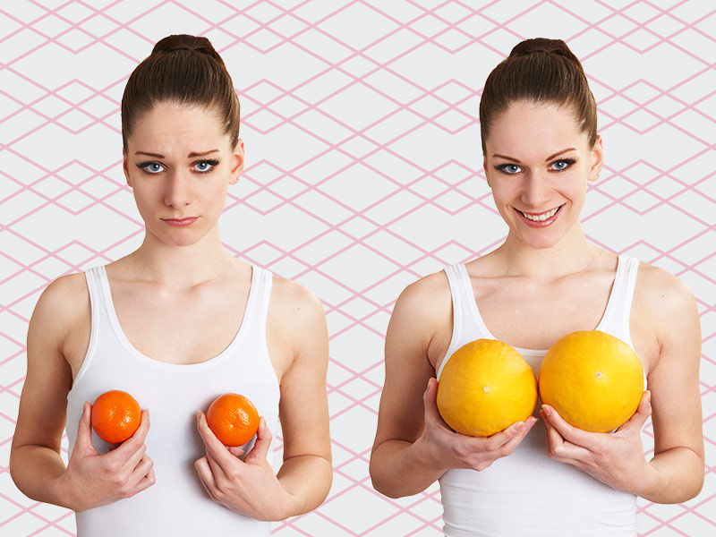 Mulher simulando o antes e depois do silicone segurando em uma foto duas laranjas na frente dos seios e na outra foto segurando dois melões.