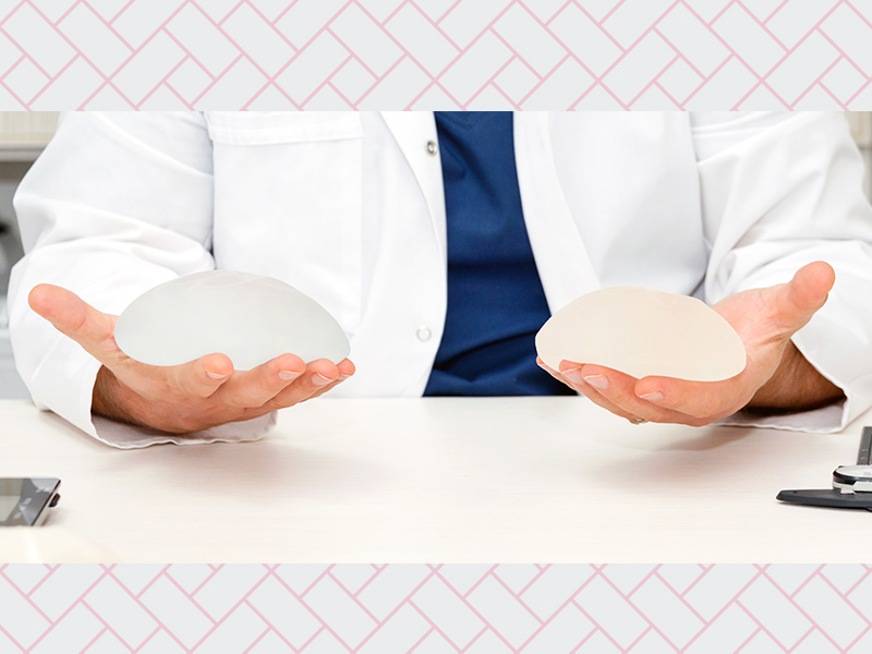 Tamanhos de silicone: antes e depois muda muito? Médico segurando dois tamanhos diferentes de silicone explicando sobre o antes e depois de cada