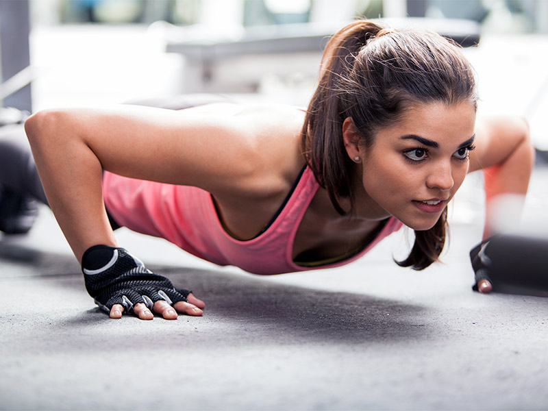 mulher fazendo exercícios para aumentar seios