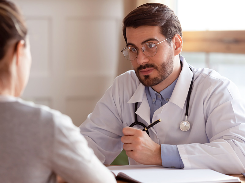 médico conversando com paciente sobre crescimento das mamas