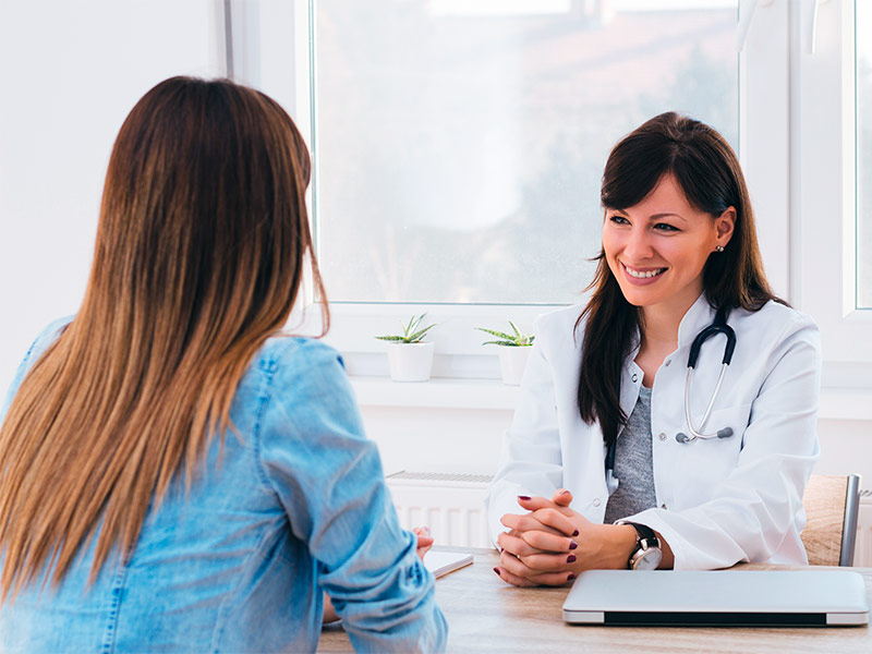 mulher conversando com a sua médica sobre cuidados do pós operatório de lipoma