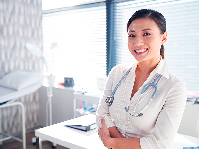 médica cirurgiã plástica sorrindo para operar lipoma