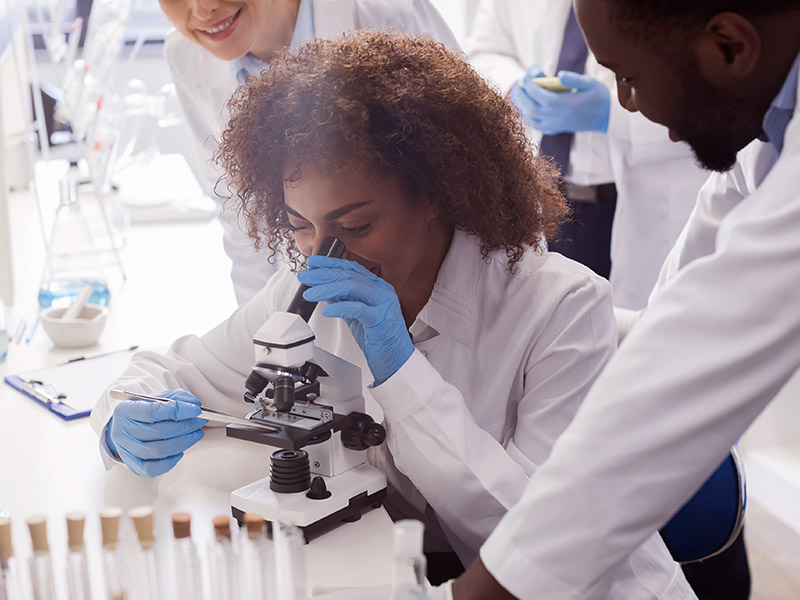 Médicos em laboratório estudando a prevenção da doença do silicone