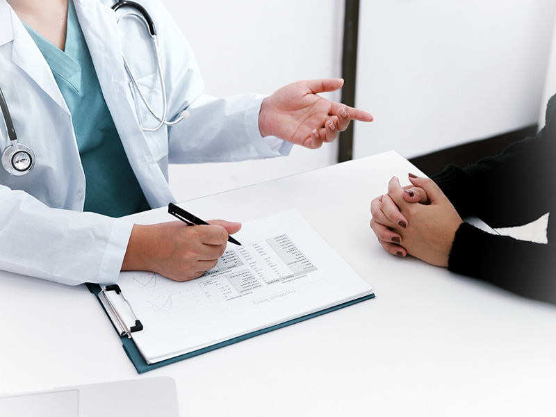 Quais são os exames pré-operatórios necessários para prótese de silicone? médico solicitando exames pre operatórios prótese silicone