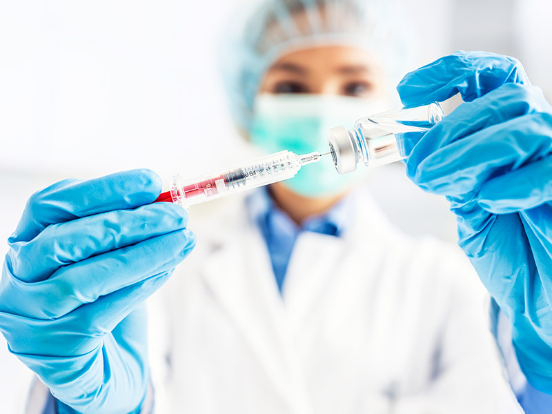 Na colocação da prótese de silicone, a anestesia é geral ou local? médica preparando anestesia para prótese de silicone