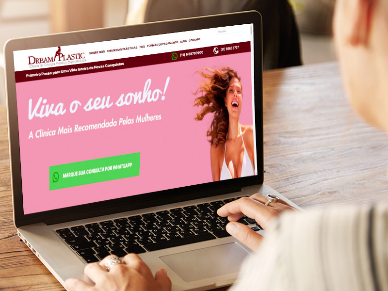 Após buscar tudo sobre prótese mamária... mulher buscando tudo protese mamaria