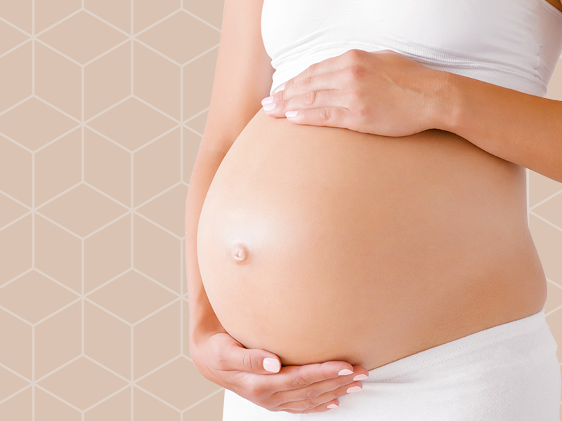 Mulher grávida pensando em fazer miniabdominoplastia na cesária