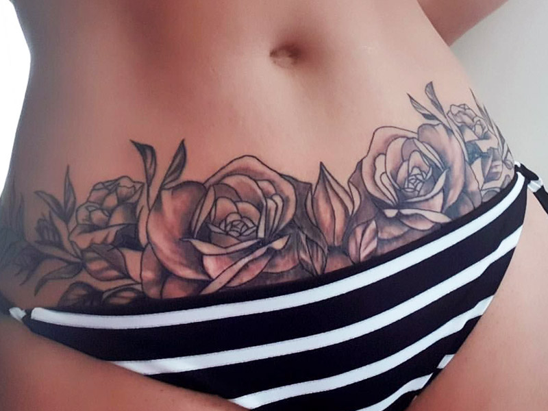 mulher com tatuagem de rosas em cima cicatriz