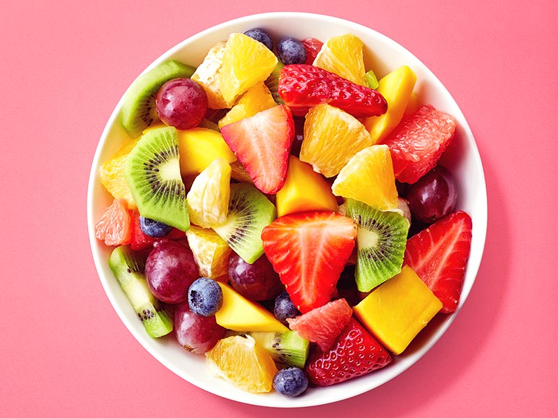cumbuca com salada de frutas sendo parte da dieta para diminuir o estomago alto