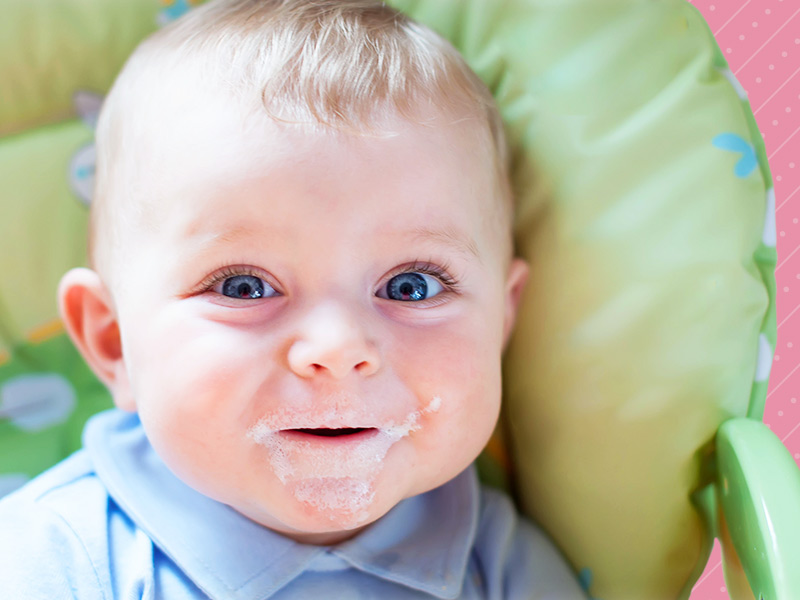 bebê feliz após a amamentação normal com ou sem silicone