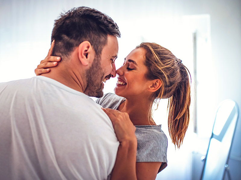 casal feliz se perguntando se quem tem silicone pode apertar