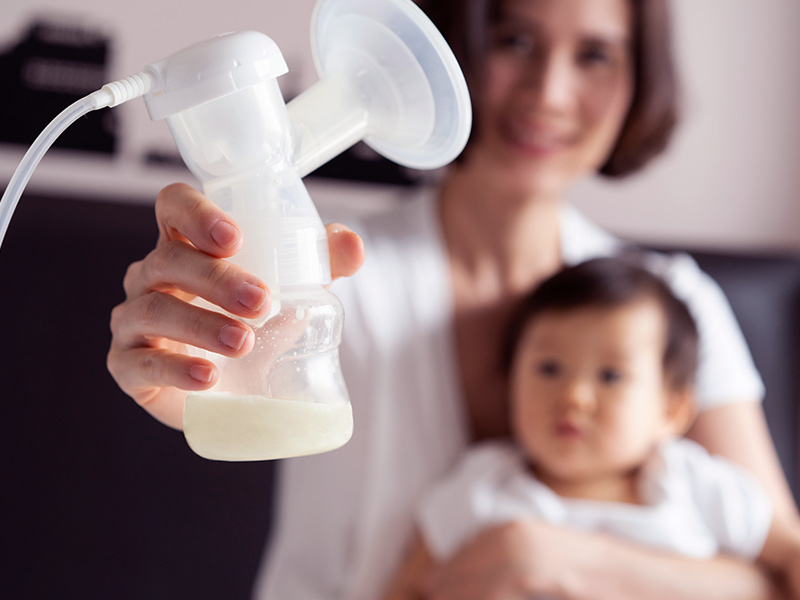 mulher com silicone mostrando bombinha leite 