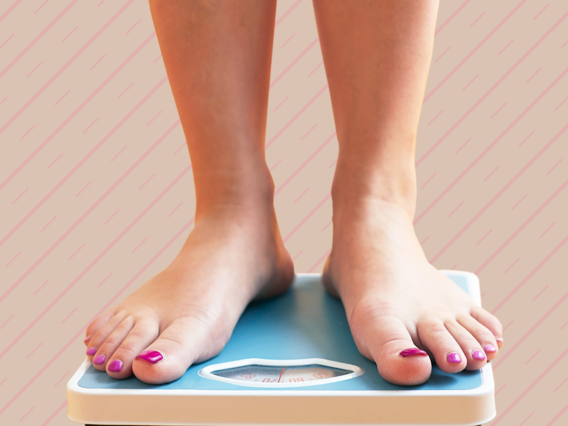 Abdominoplastia precisa emagrecer antes mulher na balança pensando em fazer abdominoplastia acima peso