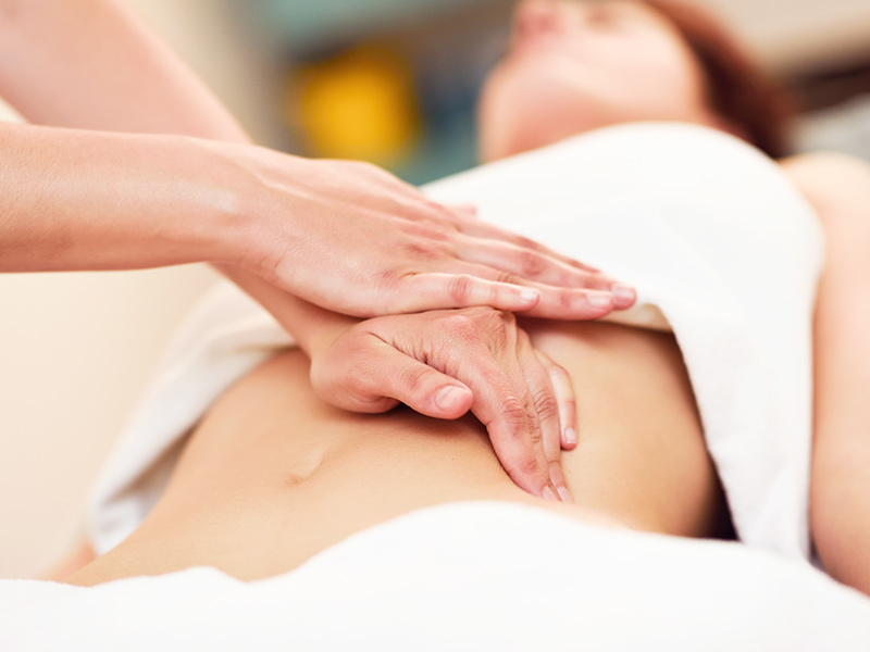Paciente na drenagem linfática abdominoplastia mulher fazendo drenagem linfática após abdominoplastia