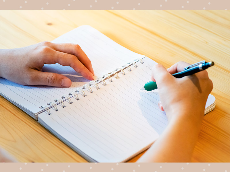 Paciente anotando no caderno as dicas onde posso fazer uma abdominoplastia