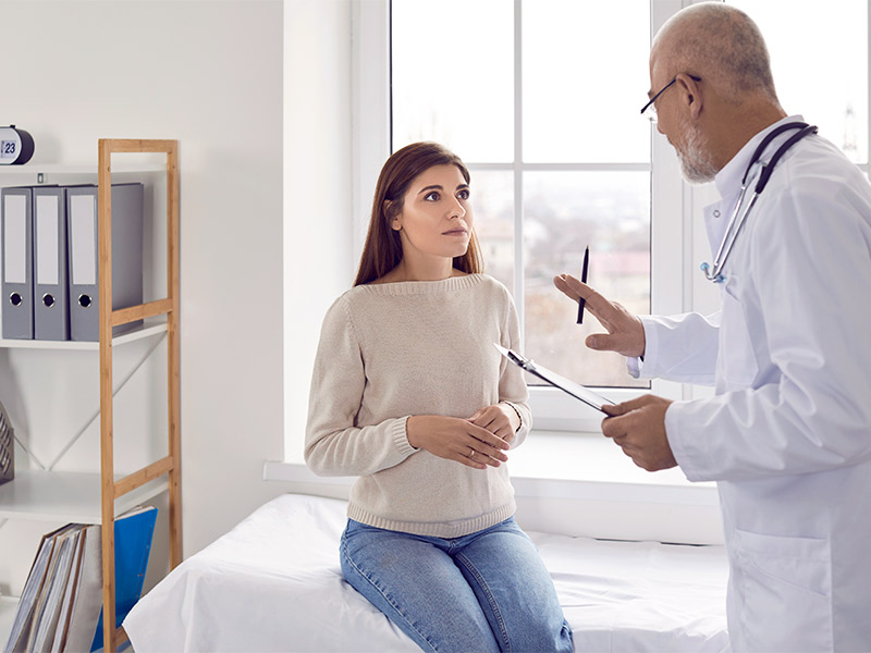 mulher perguntando para médico sobre estomago alto após abdominoplastia
