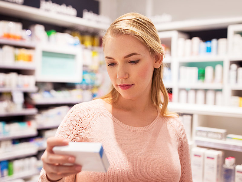 Mulher na farmácia comprando fita de silicone para cicatriz