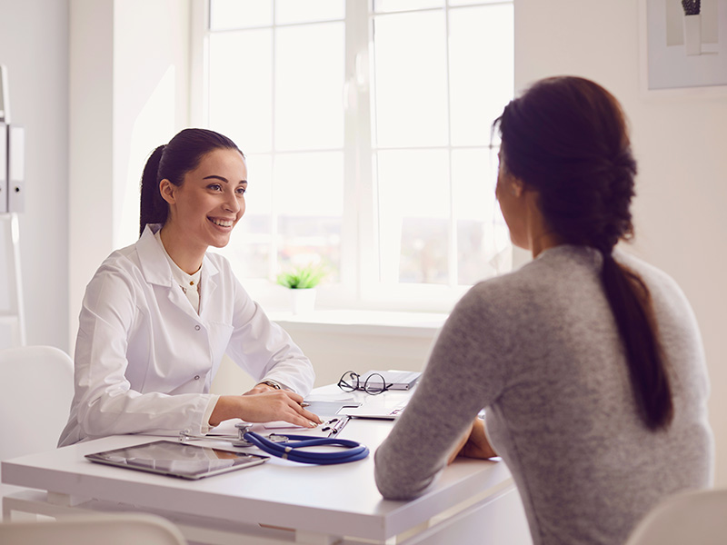 mulher conversando com médica sobre a mamografia sobre a prótese de silicone