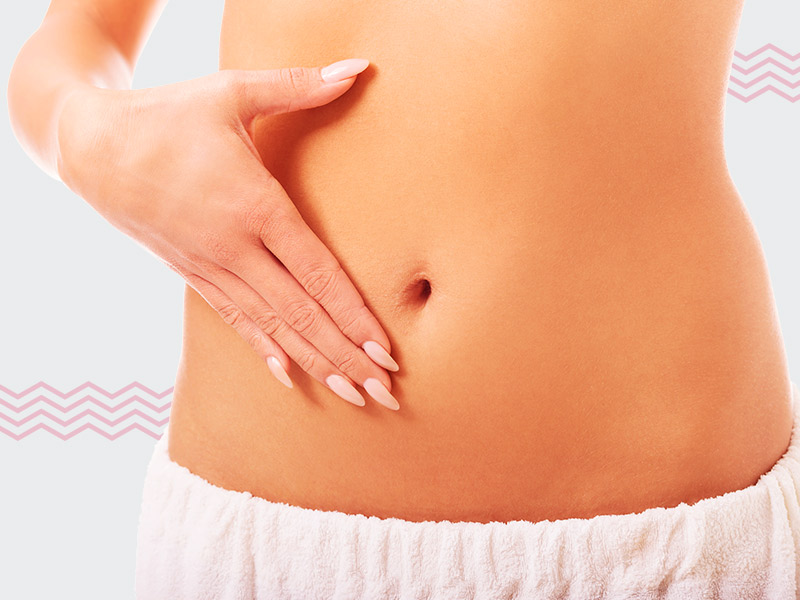 Imagem da barriga de uma mulher que passou por uma lipoaspiração com o objetivo de mostrar que o formato do umbigo não sofre alterações.