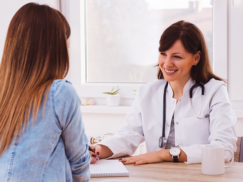 mulher passando em consulta com médica após ver vídeo cirurgia abdominoplastia feminina 