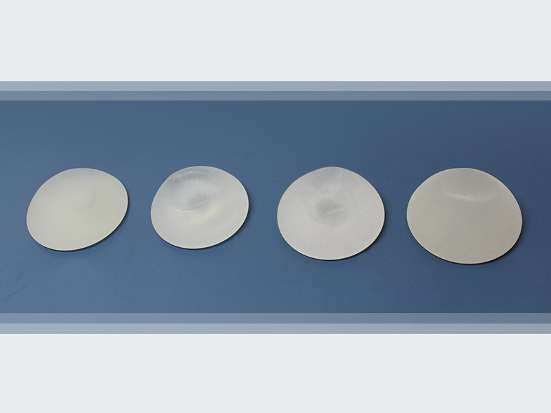 Tamanhos de prótese de silicone tamanhos de prótese de silicone postos em uma mesa