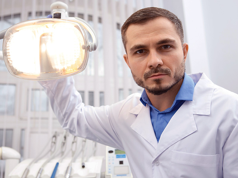 imagem de um dentista, que não deve fazer lipo de papada em seus pacientes