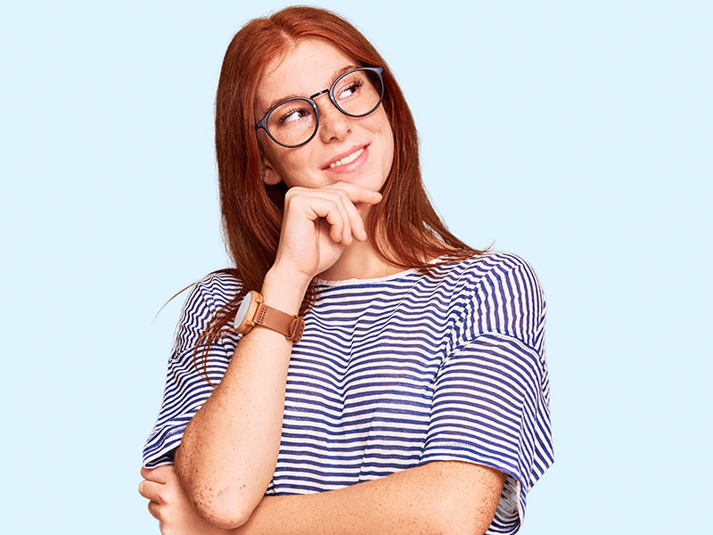 mulher em fundo azul claro pensando em fazer a lipo convencional ou a laser