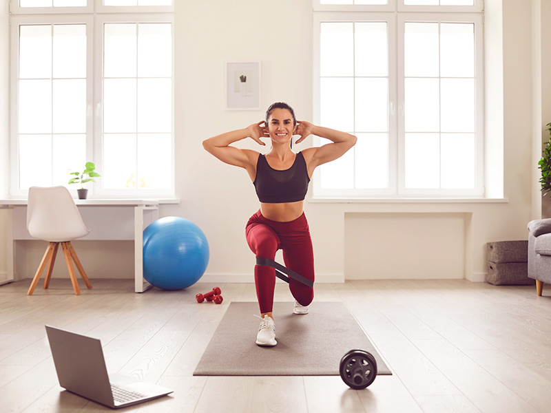 mulher fazendo exercícios para eliminar gordura das pernas