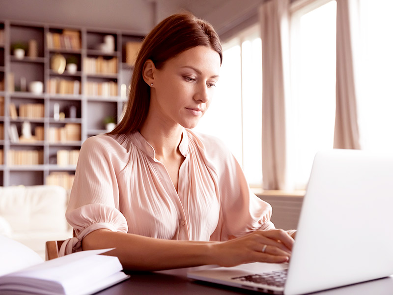 mulher usando o notebook e pesquisando se a lipo nas coxas é perigosa