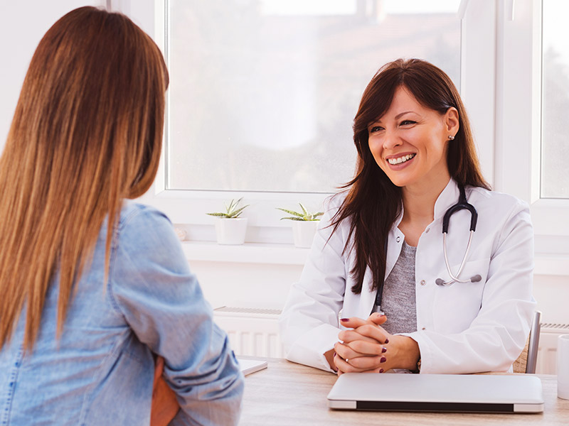 mulher conversando com a médica sobre o valor da lipo nas coxas