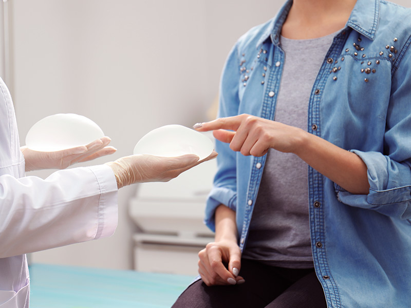 mulher passando em consulta escolhendo prótese silicone 260ml