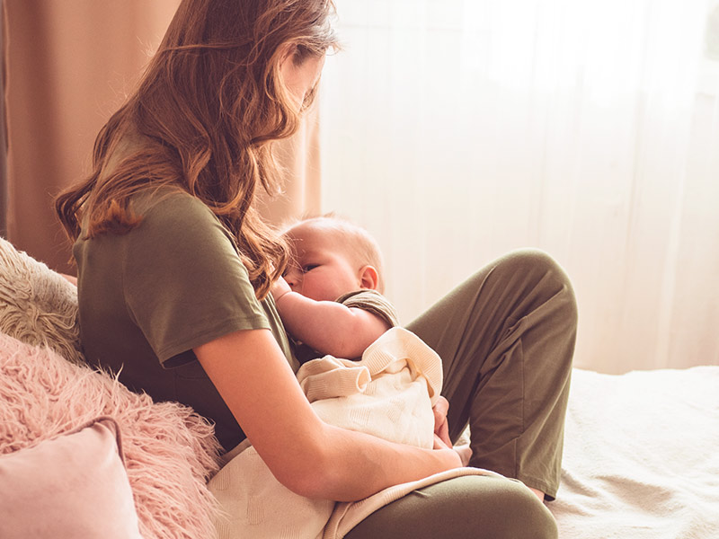 Mulher realizando amamentação depois da mamoplastia