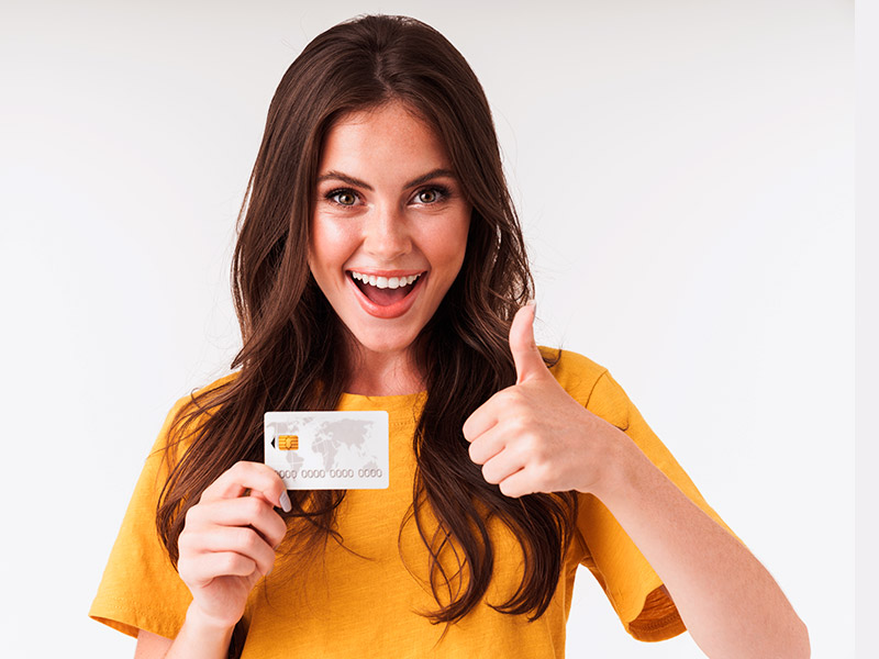 Imagem de uma mulher segurando um cartão de crédito e expressando felicidade ao saber o preço da alectomia