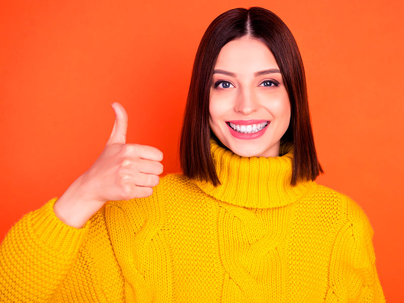 Mulher dando jóia, feliz com os resultados da rinosseptoplastia e septoplastia