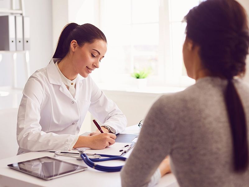 Recuperação da cirurgia de rinoplastia Na imagem médica e paciente estão dentro do consultório conversando sobre o pós-operatório da rinoplastia