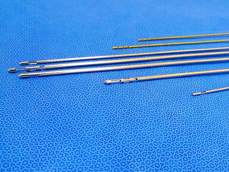 Imagem de cânulas com fibra óptica, utilizadas para a lipoaspiração a laser