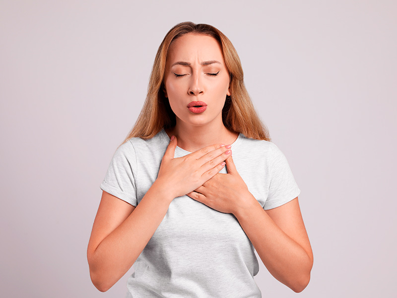 Imagem de uma mulher apresentando problemas respiratórios após uma rinoplastia malsucedida
