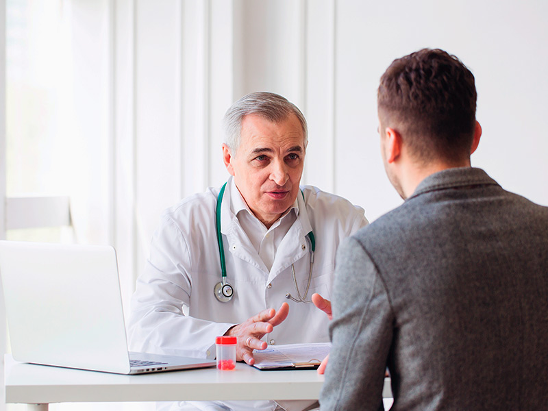 Médico e paciente conversando sobre a pedra no peito