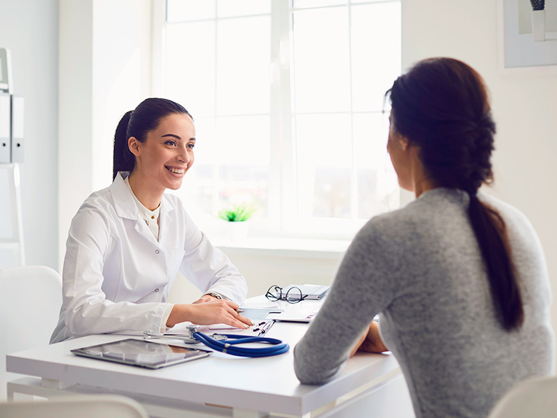 Paciente conversando com a médica sobre como ter uma rinoplastia segura