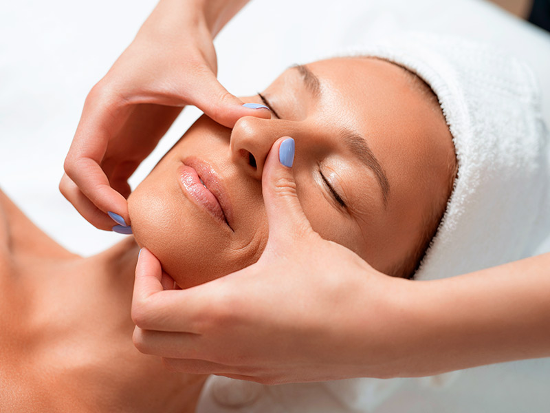 Pode fazer drenagem após rinoplastia? Paciente recebendo drenagem linfática após a rinoplastia