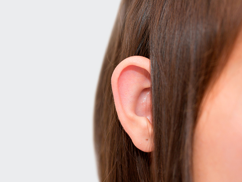 O que é otoplastia fechada? A imagem destaca uma orelha com a técnica earshutt, também conhecida como otoplastia fechada