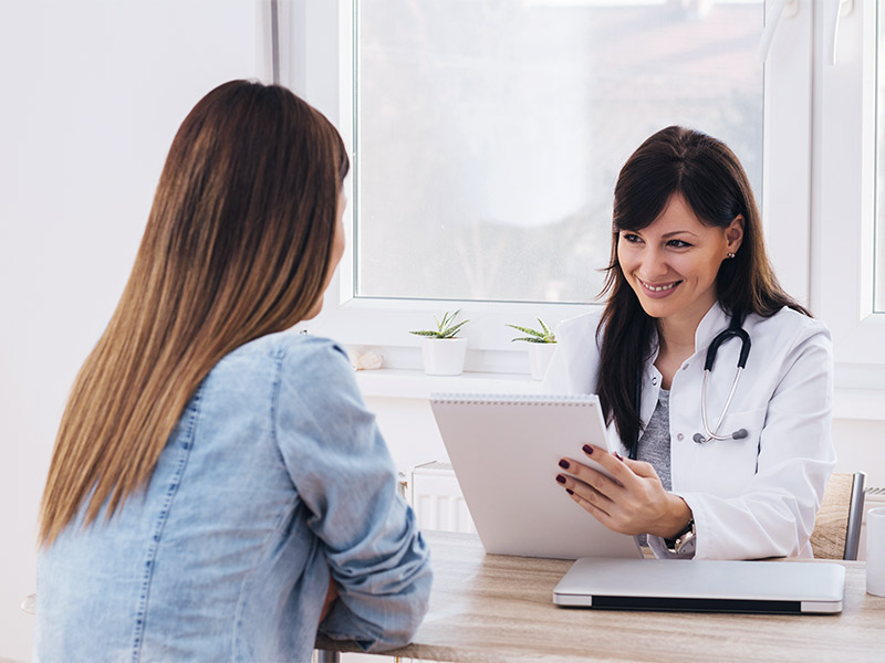 Mulher e médica conversando