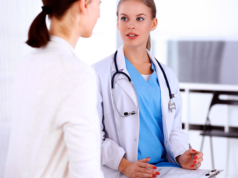 Quem pode fazer rinoplastia de graça? A imagem mostra média e paciente conversando sobre a cirurgia de nariz pelo SUS
