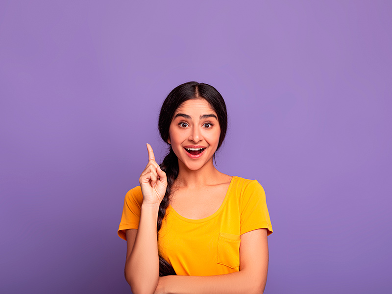 Tem como diminuir o bico da mama feminina? Mulher com o indicador direito para cima, querendo saber como diminuir o bico do peito
