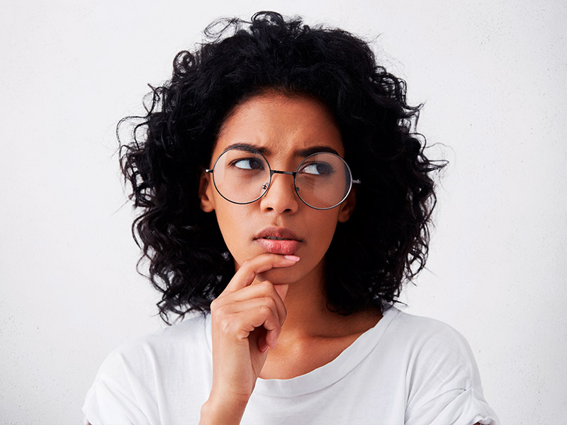 Qual é a importância de escolher uma boa clínica de cirurgia plástica? mulher pensando sobre clínica de cirurgia plástica