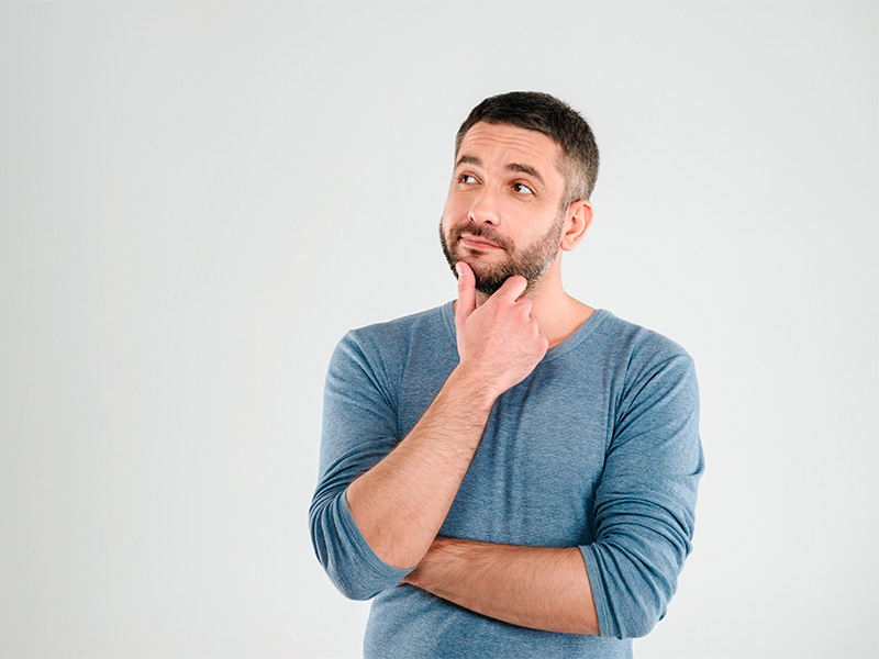 O melhor tratamento natural para ginecomastia homem pensando