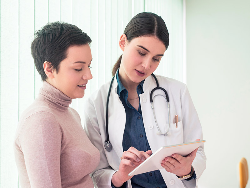 médica contando os cuidados pre operatorio 