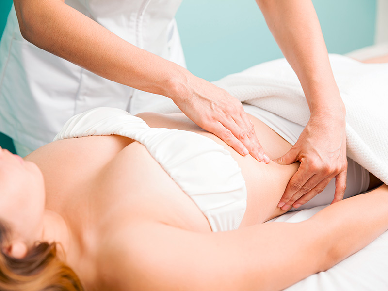 O que é a drenagem linfática? mulher fazendo drenagem dermato funcional